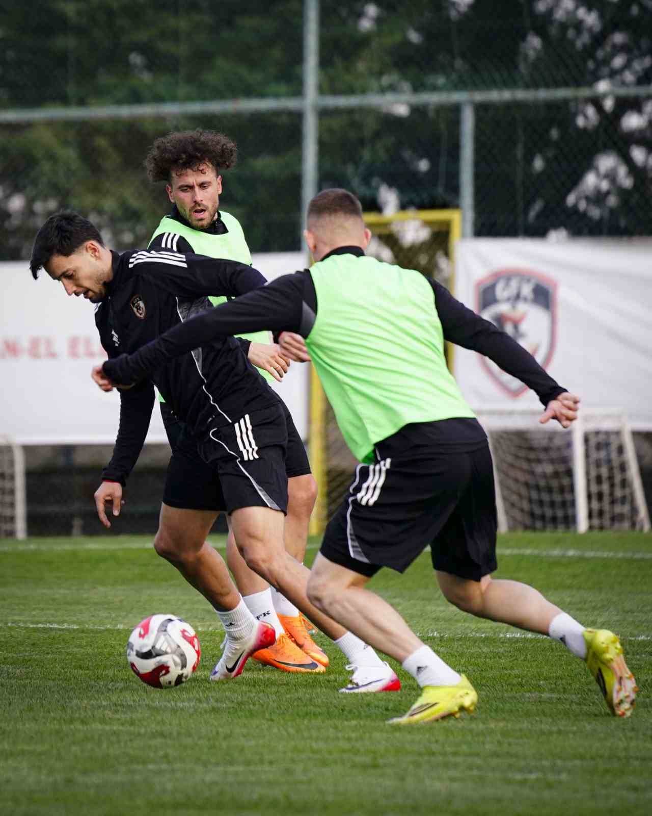 Gaziantep FK, Mirel Radoi yönetiminde ilk antrenmanını yaptı
