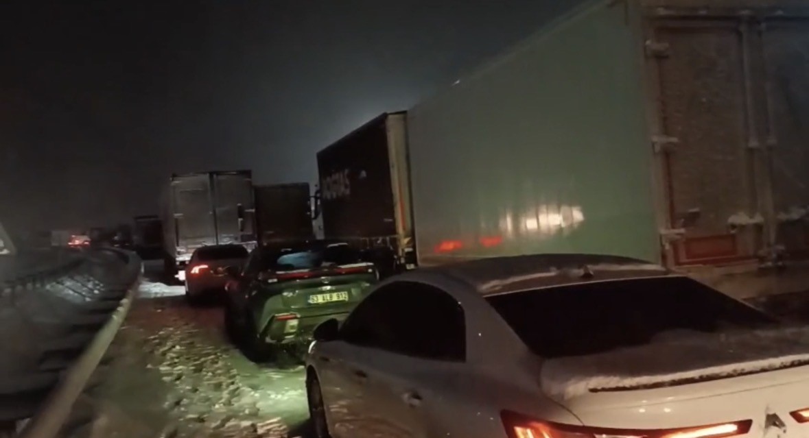 Gaziantep-Kahramanmaraş karayolunda kar esareti
