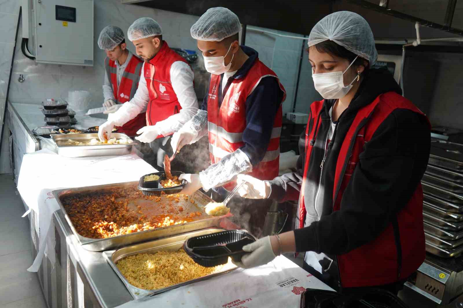 Gaziantep Kolej Vakfı öğrencileri, gönül sofrasında buluştu
