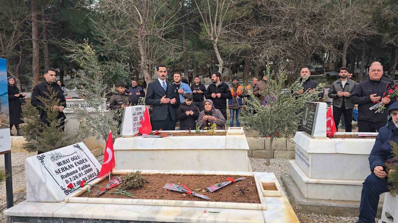 Gaziantep protokolünden İslahiye’de deprem şehitliğine ziyaret
