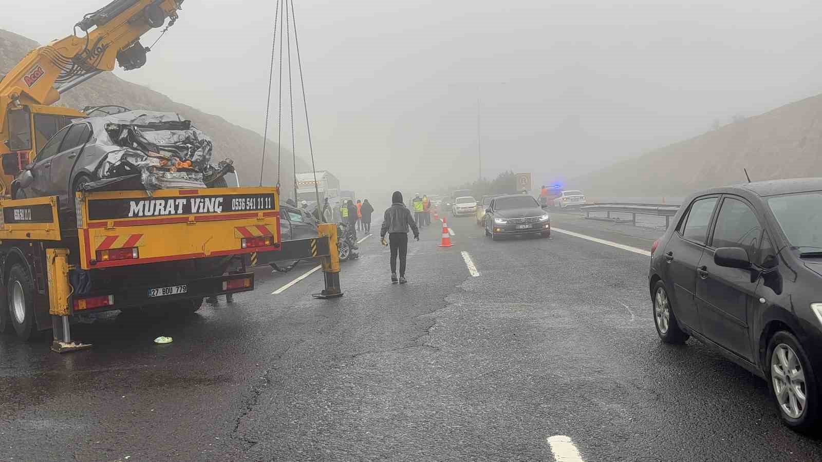 Gaziantep-Şanlıurfa otoyolu kontrollü şekilde trafiğe açıldı
Gaziantep-Şanlıurfa otoyolu kontrollü şekilde trafiğe açıldı