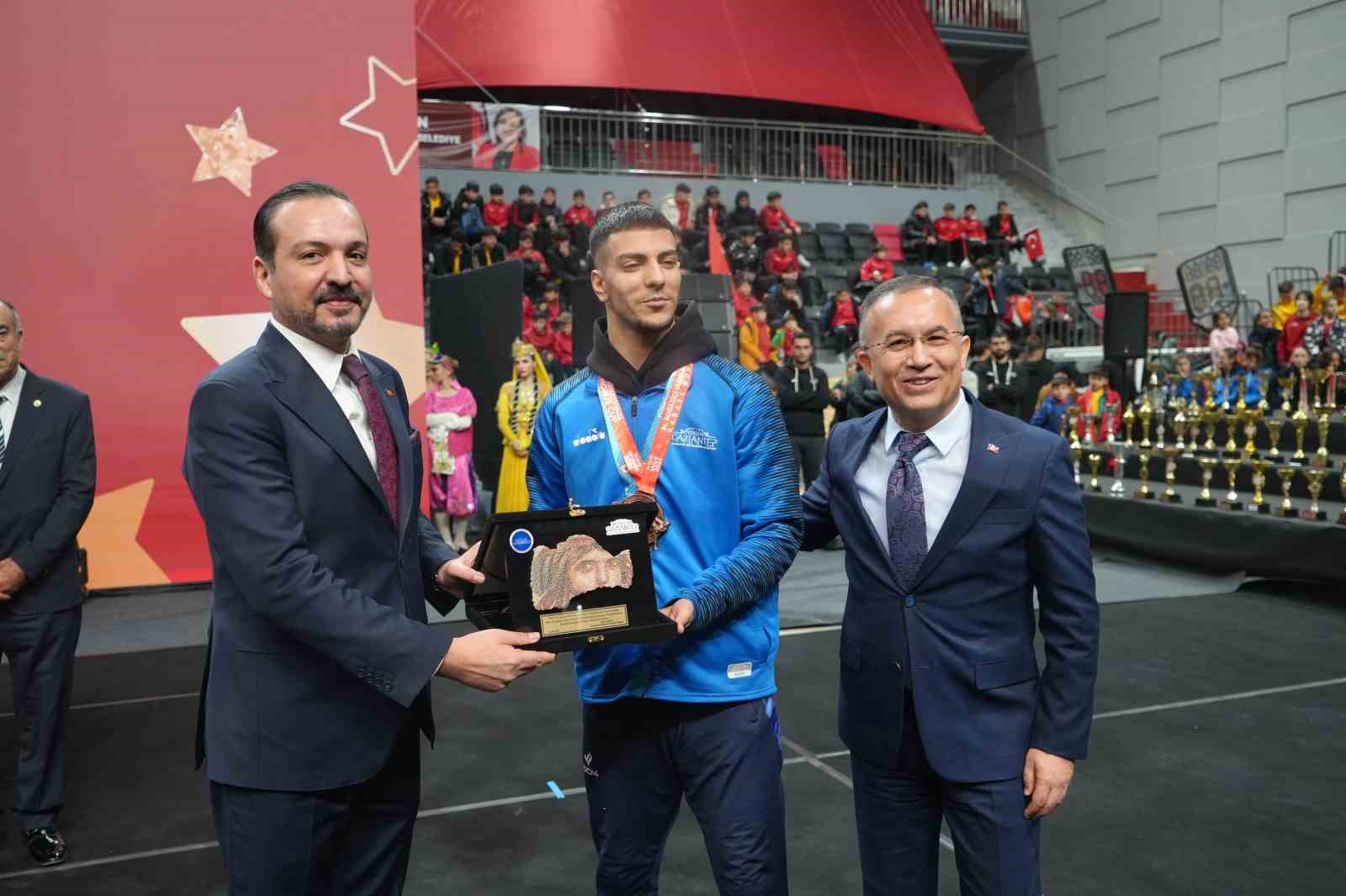 Gaziantep’in ’Genç Yıldızları’ ödülle taçlandı
Gaziantep’in ’Genç Yıldızları’ ödülle taçlandı