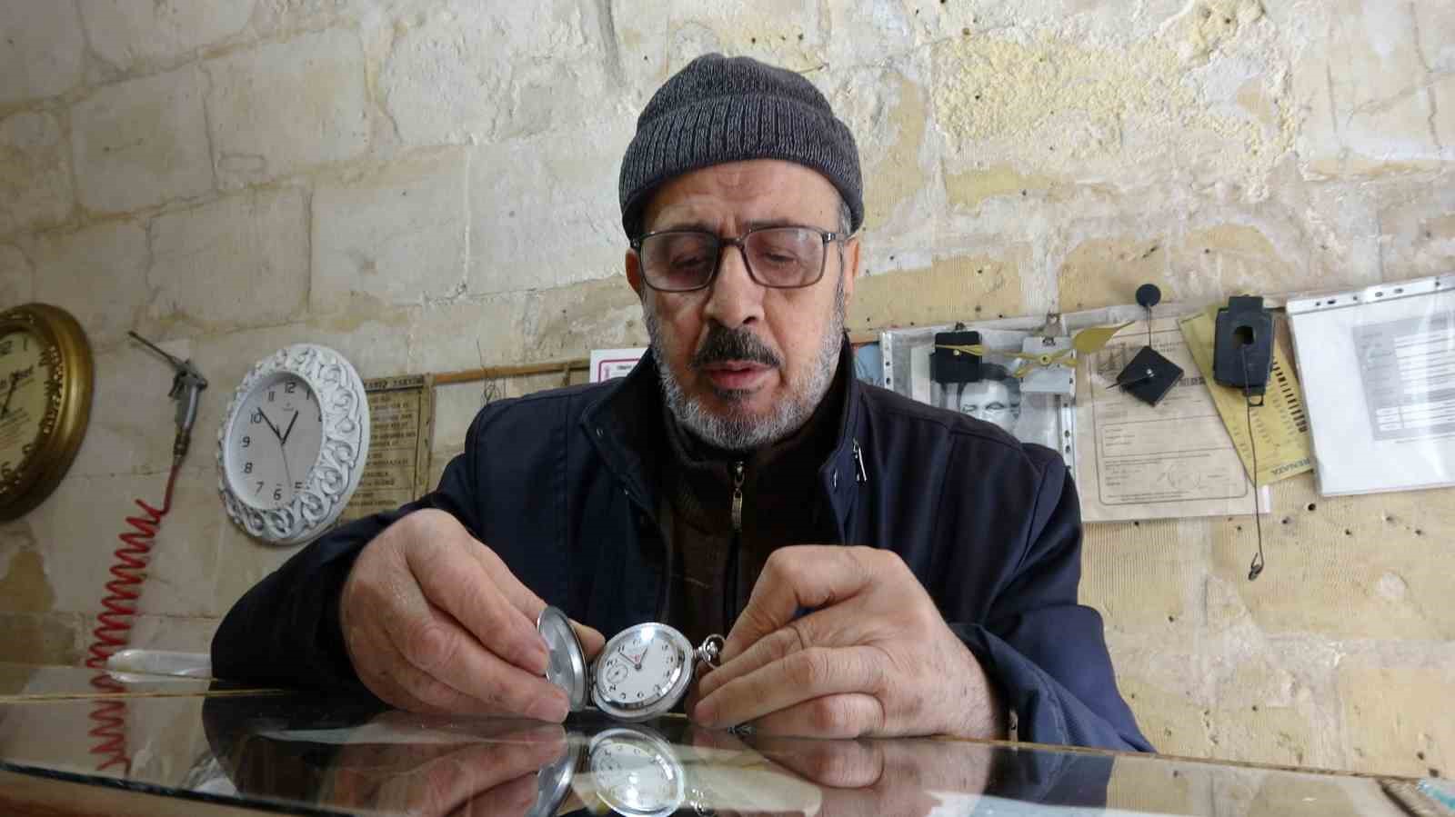 Gaziantepli 74 yaşındaki saat ustası 65 yıldır zamana ayar veriyor
