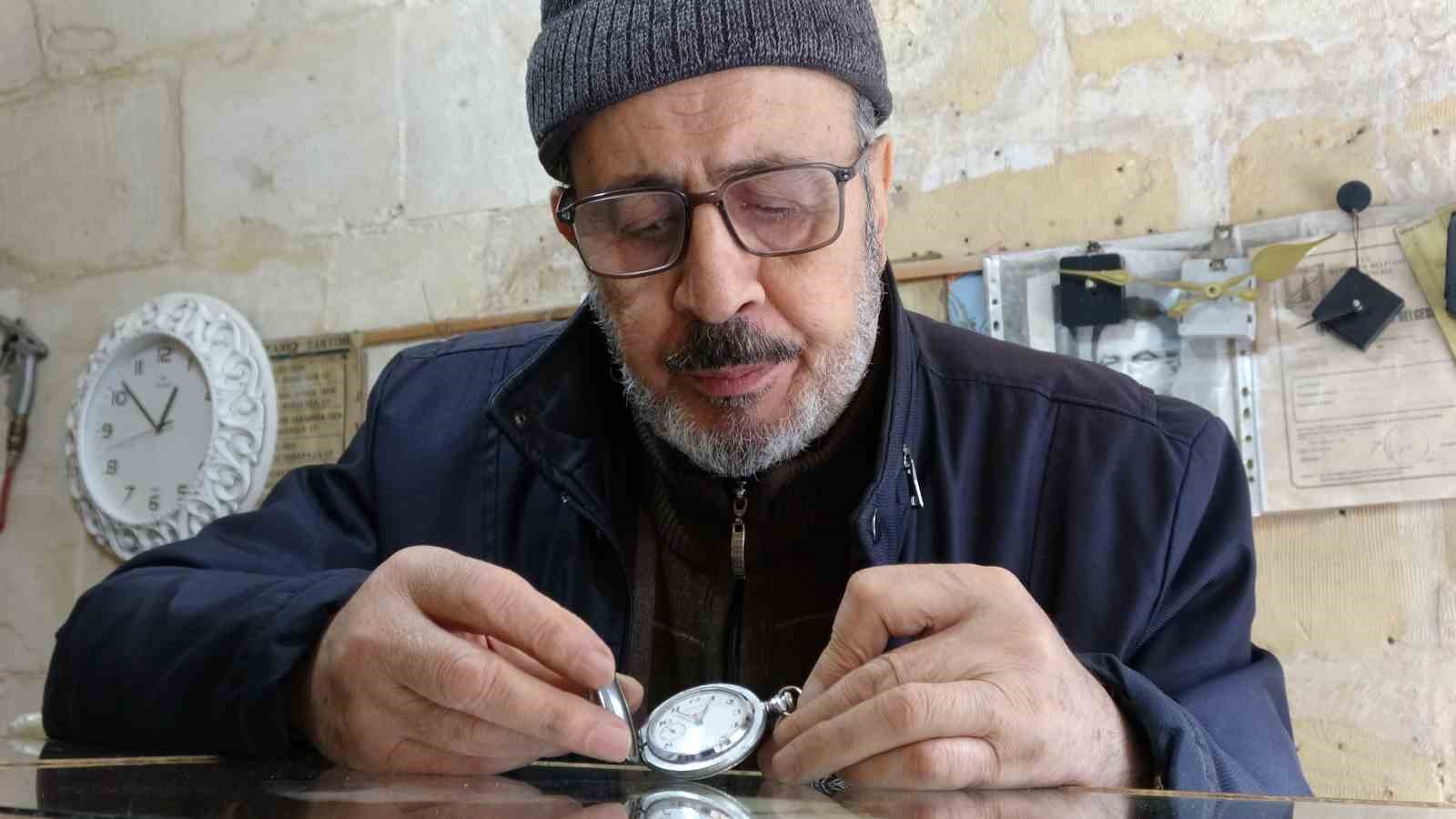 Gaziantepli 74 yaşındaki saat ustası 65 yıldır zamana ayar veriyor
