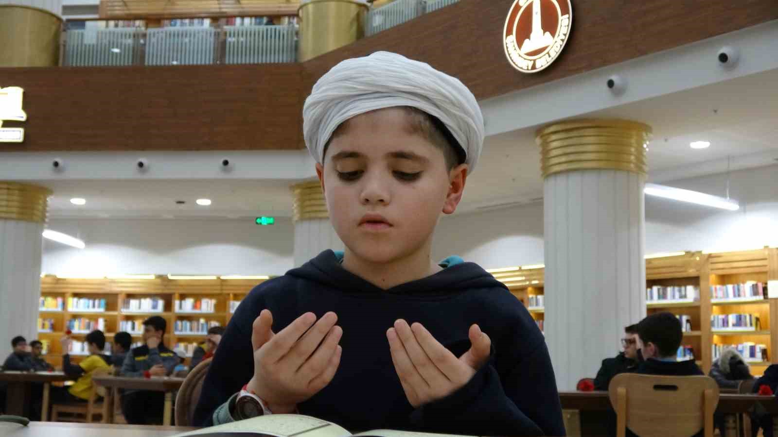 Gaziantep’te 302 öğrenci aynı anda Kuran-ı Kerim’i hatim etti
