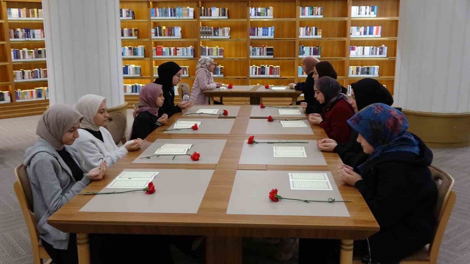 Gaziantep’te 302 öğrenci aynı anda Kuran-ı Kerim’i hatim etti
