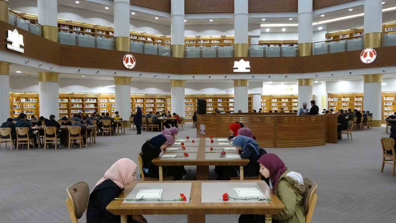 Gaziantep’te 302 öğrenci aynı anda Kuran-ı Kerim’i hatim etti
