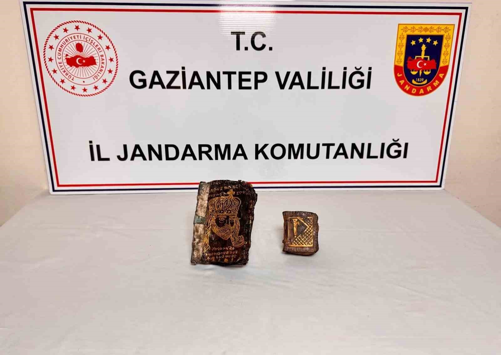Gaziantep’te altın yazmalı 2 kitap ele geçirildi: 1 gözaltı
