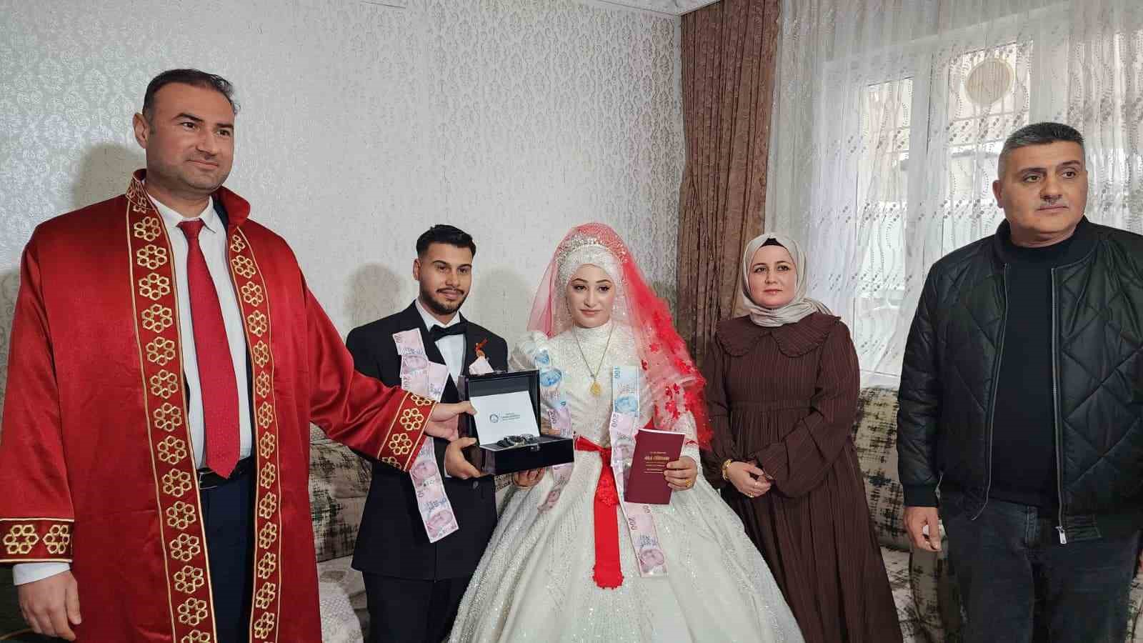 Gaziantep’te aşk kar kış dinlemedi: Gelin ve damat nikah salonuna gidemeyince nikah memuru eve geldi
