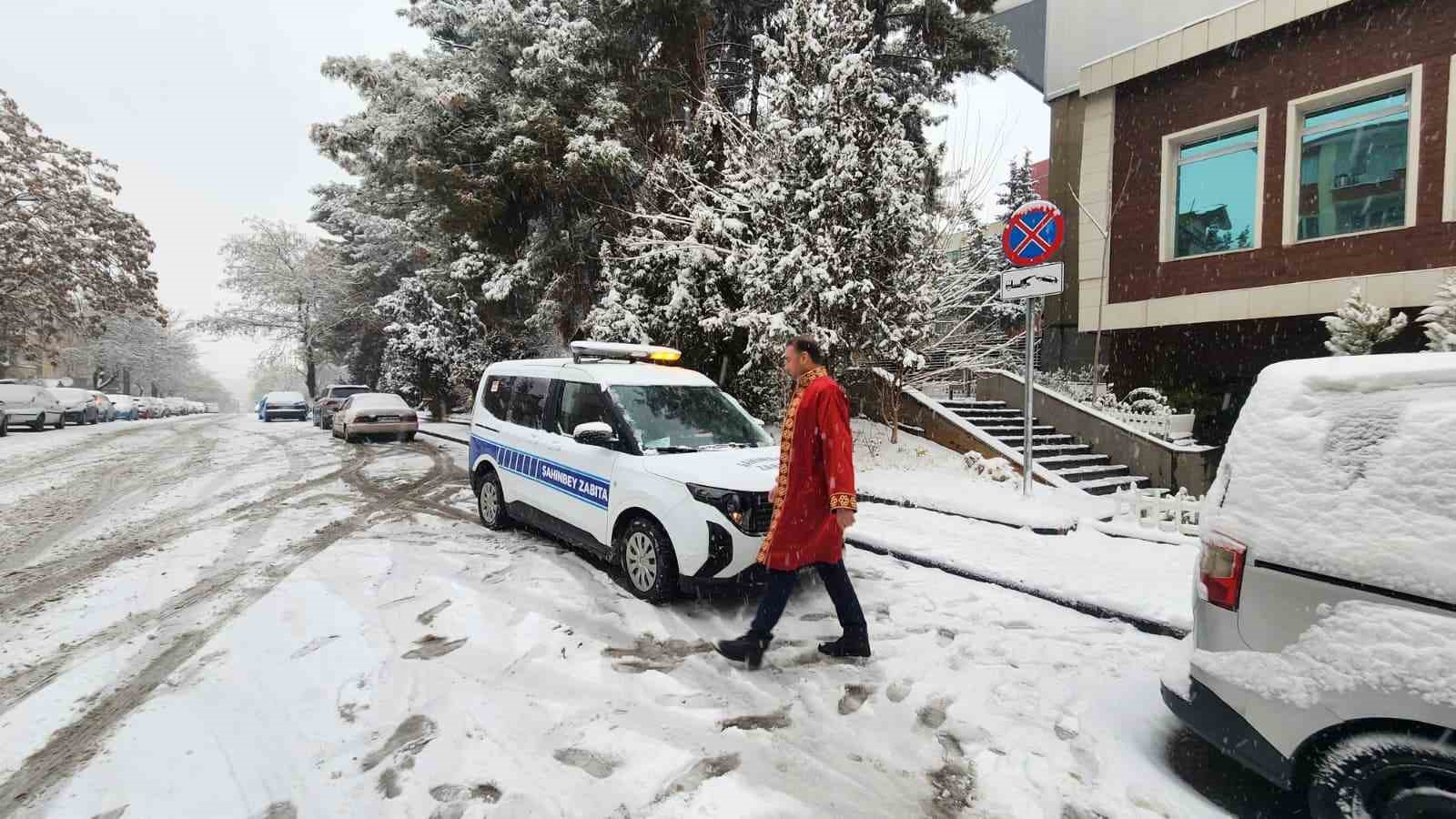 Gaziantep’te aşk kar kış dinlemedi: Gelin ve damat nikah salonuna gidemeyince nikah memuru eve geldi
