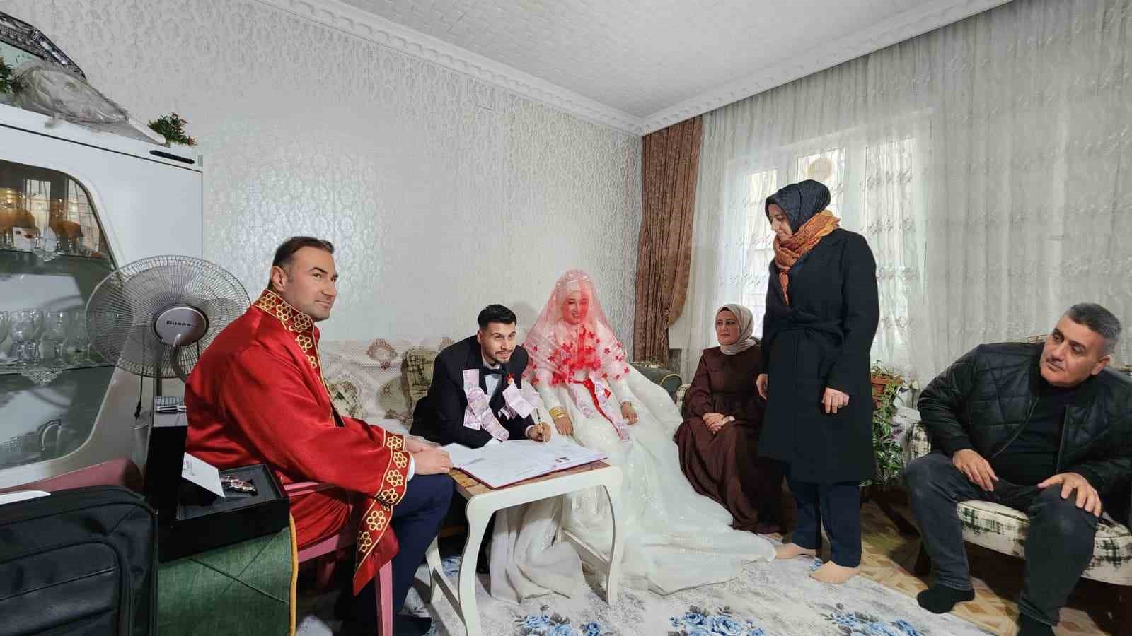 Gaziantep’te aşk kar kış dinlemedi: Gelin ve damat nikah salonuna gidemeyince nikah memuru eve geldi
