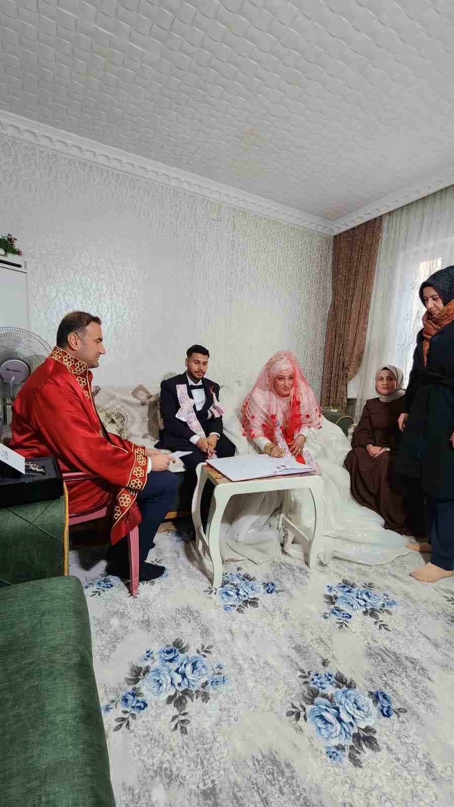 Gaziantep’te aşk kar kış dinlemedi: Gelin ve damat nikah salonuna gidemeyince nikah memuru eve geldi
