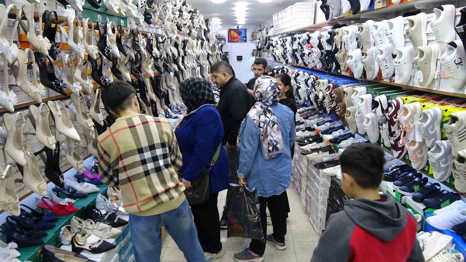 Gaziantep’te bayram alışverişinde adım atacak yer kalmadı
