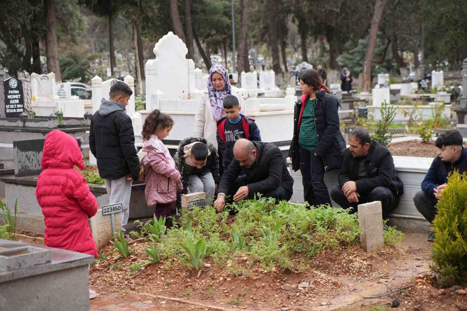 Gaziantep’te bayram öncesi mezarlıklarda ziyaretçi yoğunluğu
