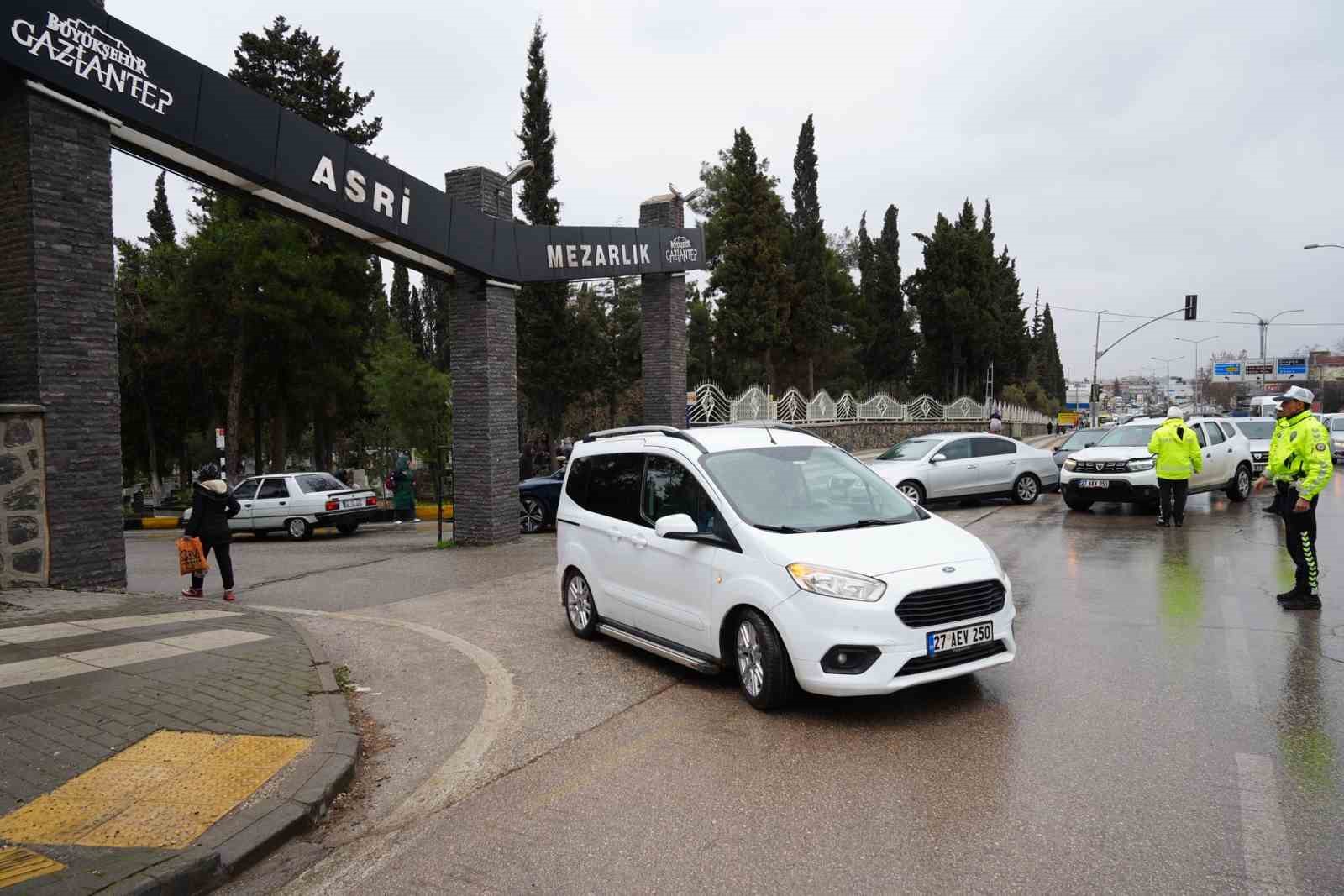 Gaziantep’te bayram öncesi mezarlıklarda ziyaretçi yoğunluğu
