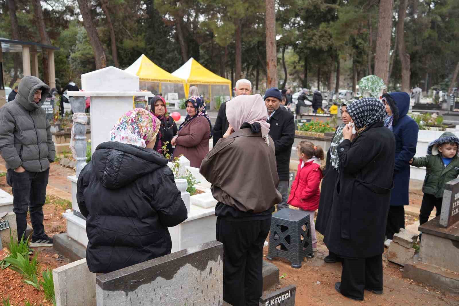 Gaziantep’te bayram öncesi mezarlıklarda ziyaretçi yoğunluğu
