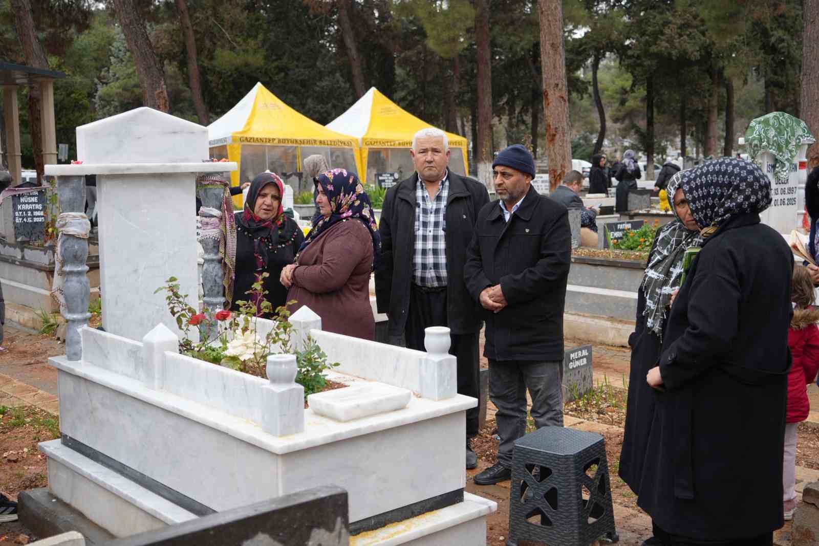 Gaziantep’te bayram öncesi mezarlıklarda ziyaretçi yoğunluğu
