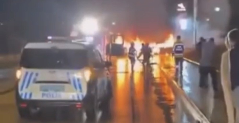 Gaziantep’te çarpışan iki otomobil alev topuna döndü
