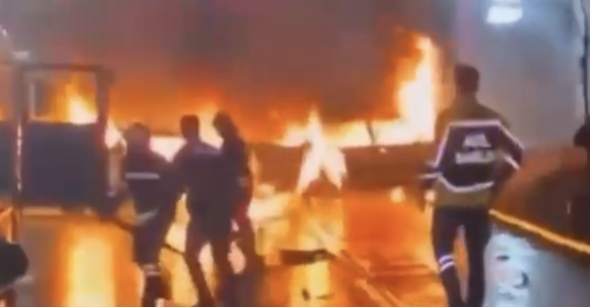 Gaziantep’te çarpışan iki otomobil alev topuna döndü
