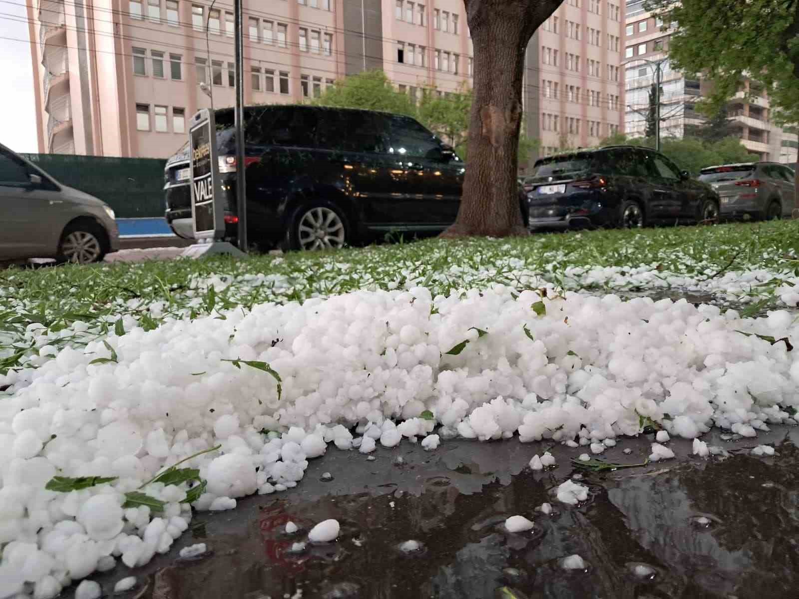 Gaziantep’te ceviz büyüklüğünde dolu yağdı
