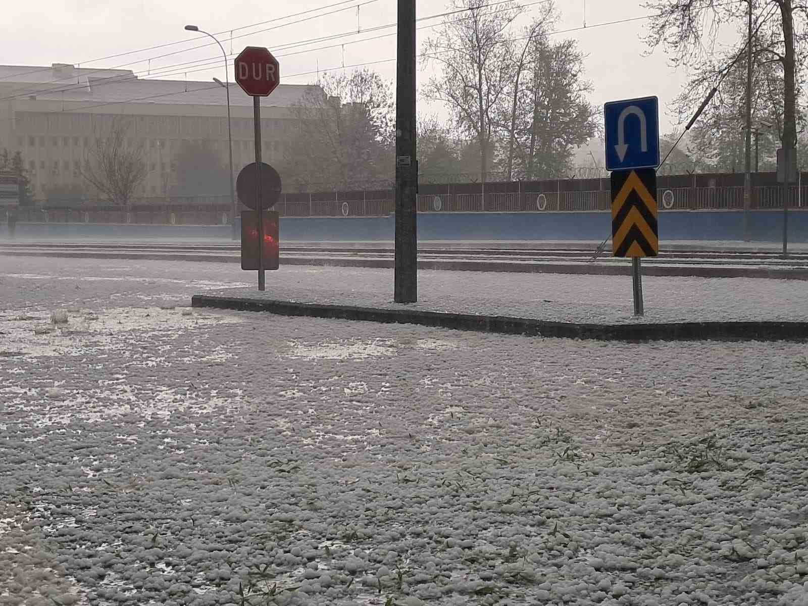 Gaziantep’te ceviz büyüklüğünde dolu yağdı
