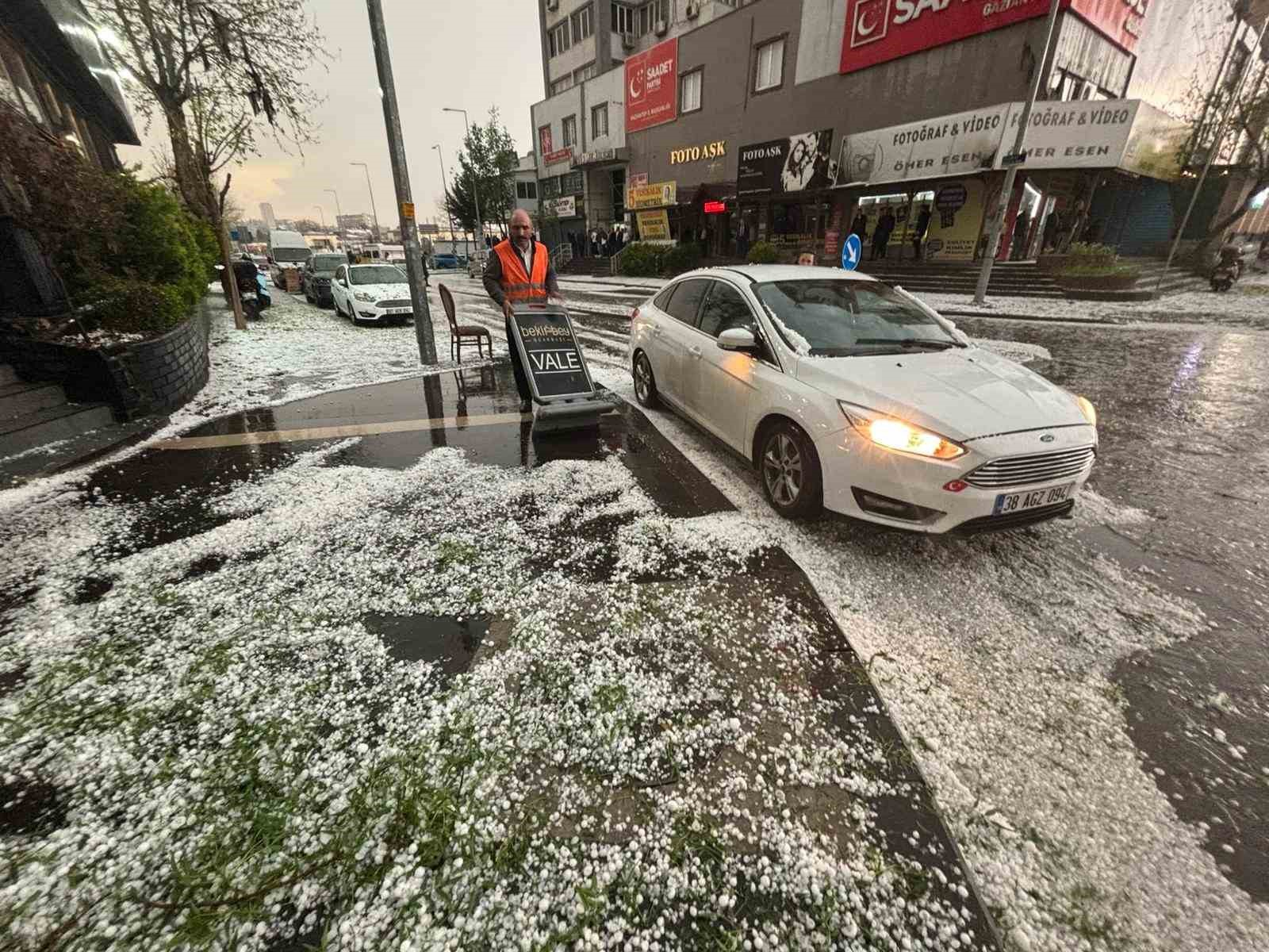 Gaziantep’te ceviz büyüklüğünde dolu yağdı
