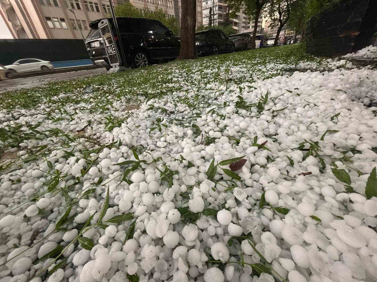 Gaziantep’te ceviz büyüklüğünde dolu yağdı
