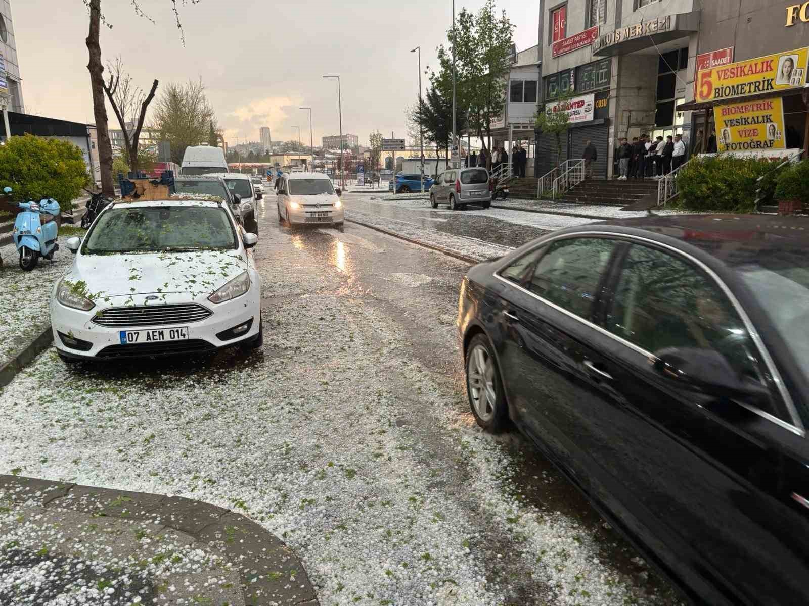 Gaziantep’te ceviz büyüklüğünde dolu yağdı
