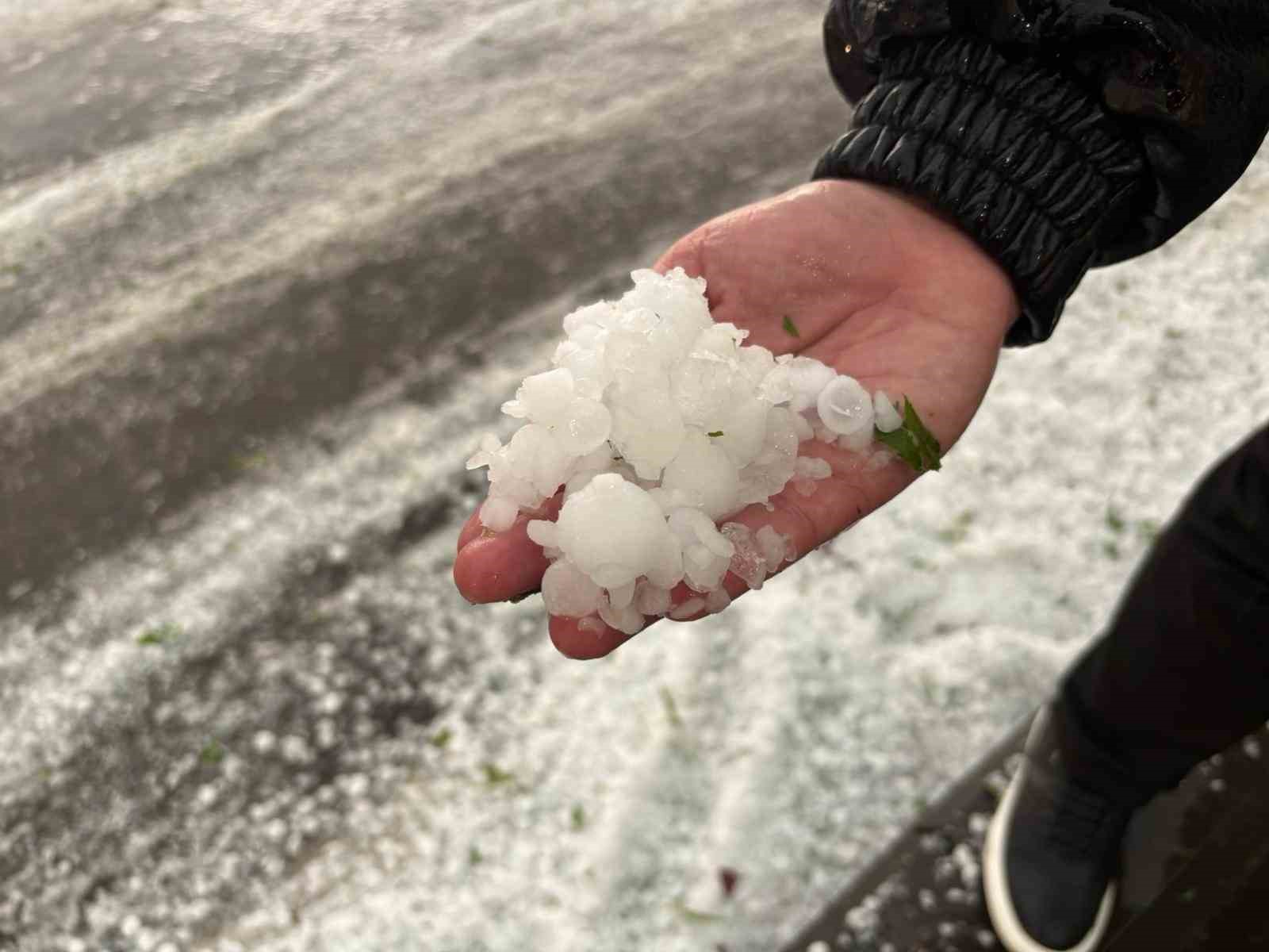Gaziantep’te ceviz büyüklüğünde dolu yağdı
