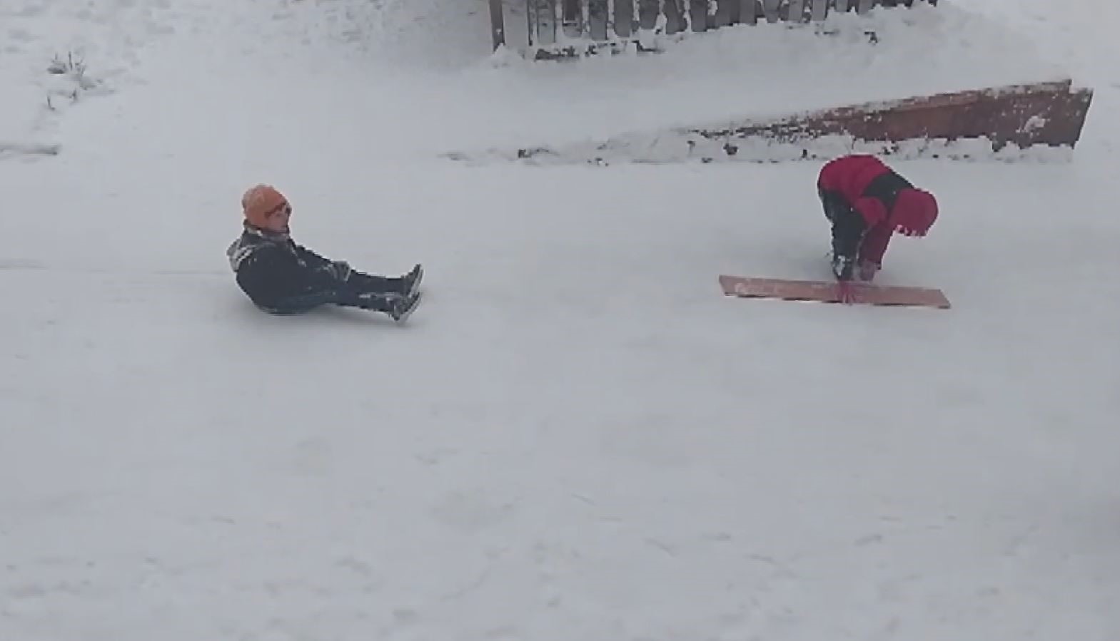 Gaziantep’te çocukların kar keyfi: Tepsi, poşet, leğen ve tahta ile kayak yaptılar
