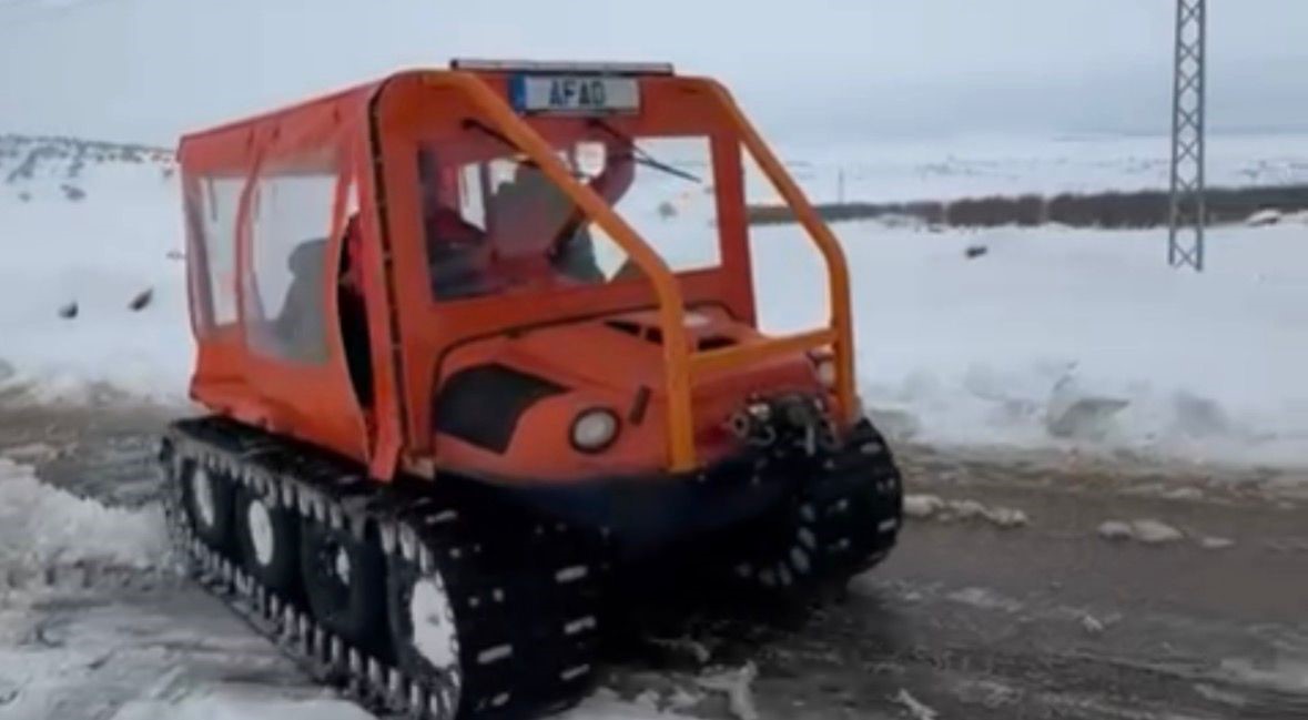 Gaziantep’te düşük riski olan hamile kadın paletli kar aracıyla kurtarıldı
