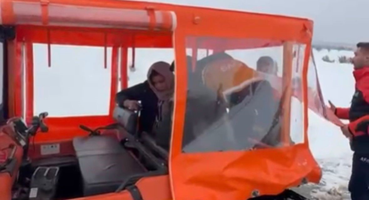 Gaziantep’te düşük riski olan hamile kadın paletli kar aracıyla kurtarıldı
