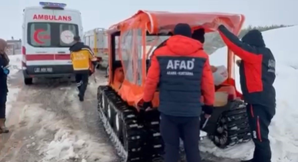 Gaziantep’te düşük riski olan hamile kadın paletli kar aracıyla kurtarıldı
