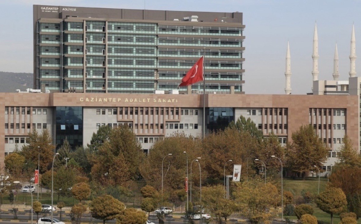 Gaziantep’te eşinin yüzünü taşla ezip darbeden sanık ağır cezada yargılanacak
