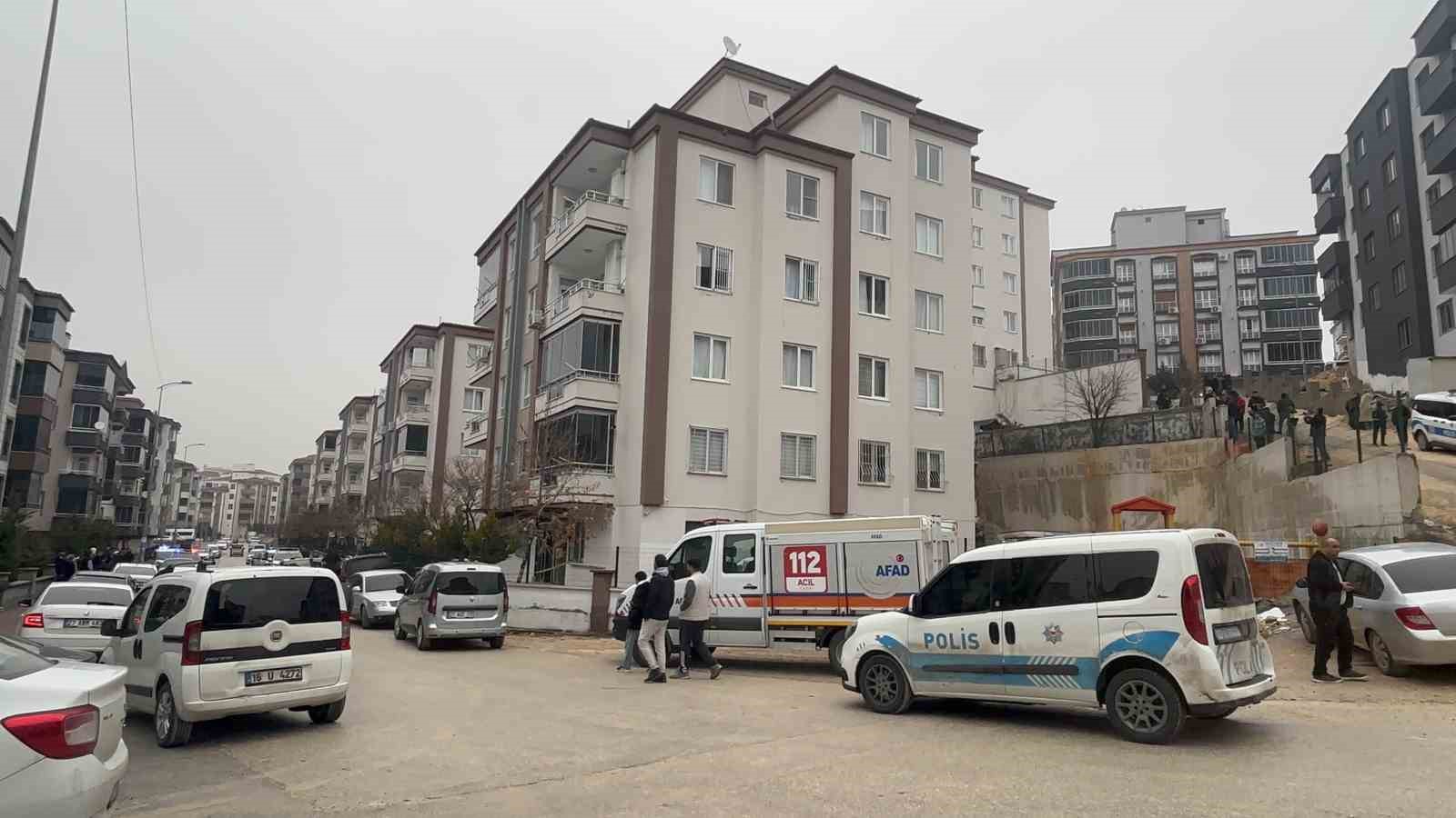 Gaziantep’te facianın eşiğinden dönüldü: Sitenin istinat duvarı araçların üzerine çöktü
