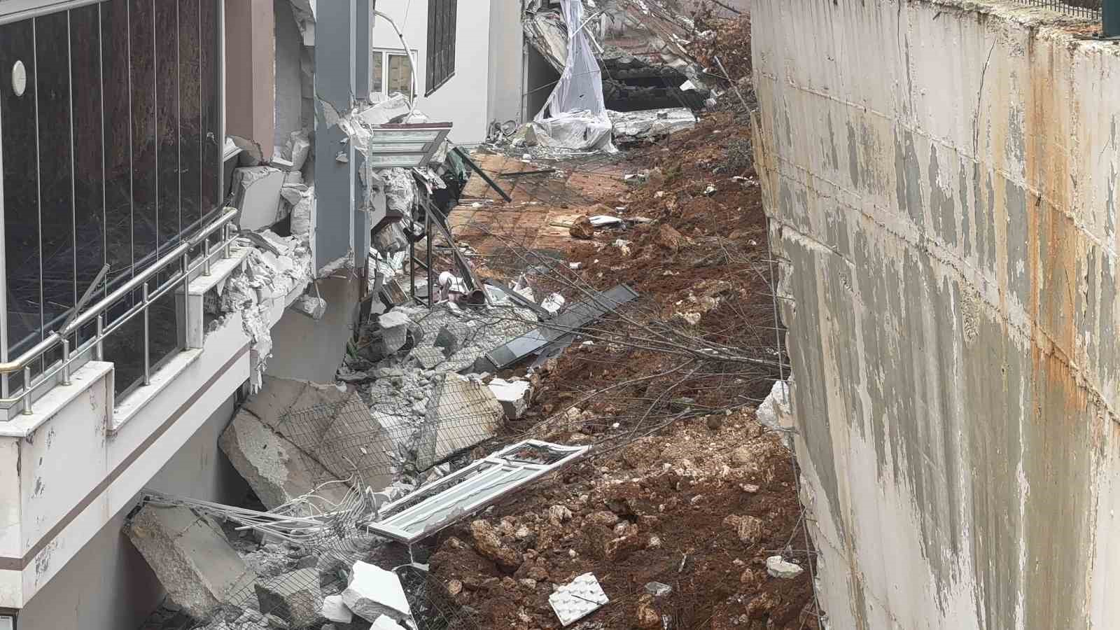 Gaziantep’te facianın eşiğinden dönüldü: Sitenin istinat duvarı araçların üzerine çöktü
