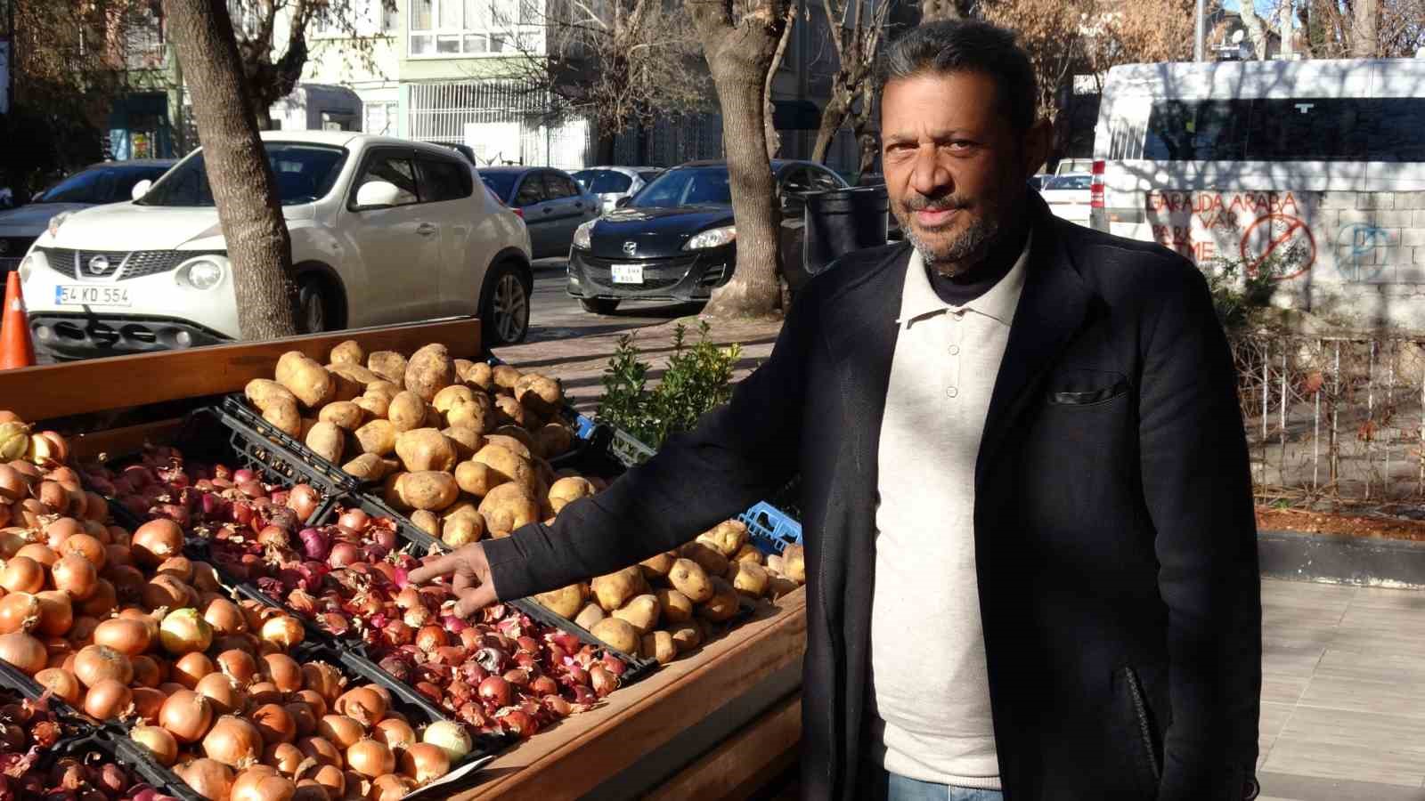 Gaziantep’te gençlerden duygulandıran örnek davranış: Soğan aldılar, parasını kameraya gösterip bıraktılar
