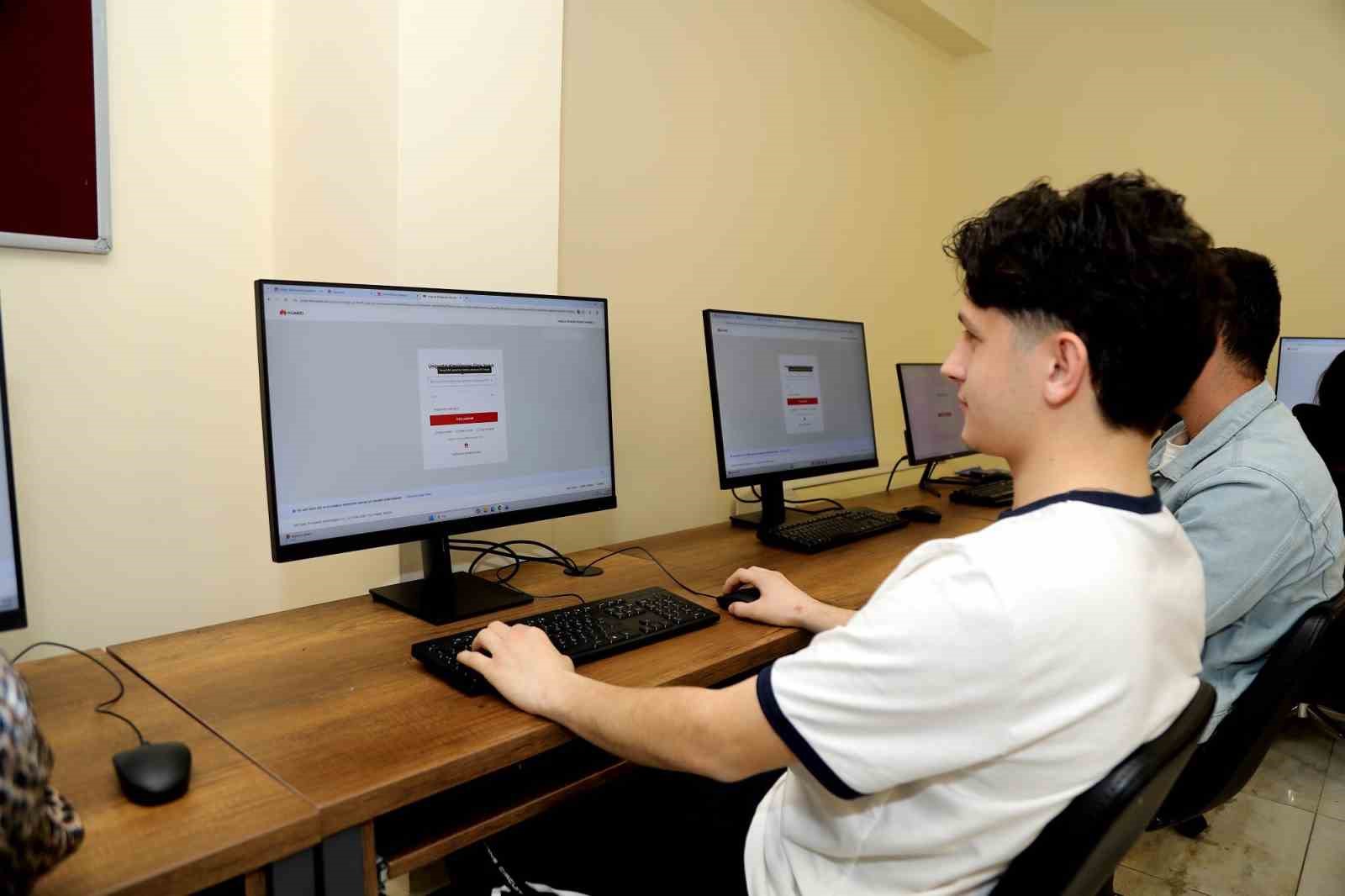 Gaziantep’te gençlere küresel teknoloji eğitimi
Gaziantep’te gençlere küresel teknoloji eğitimi