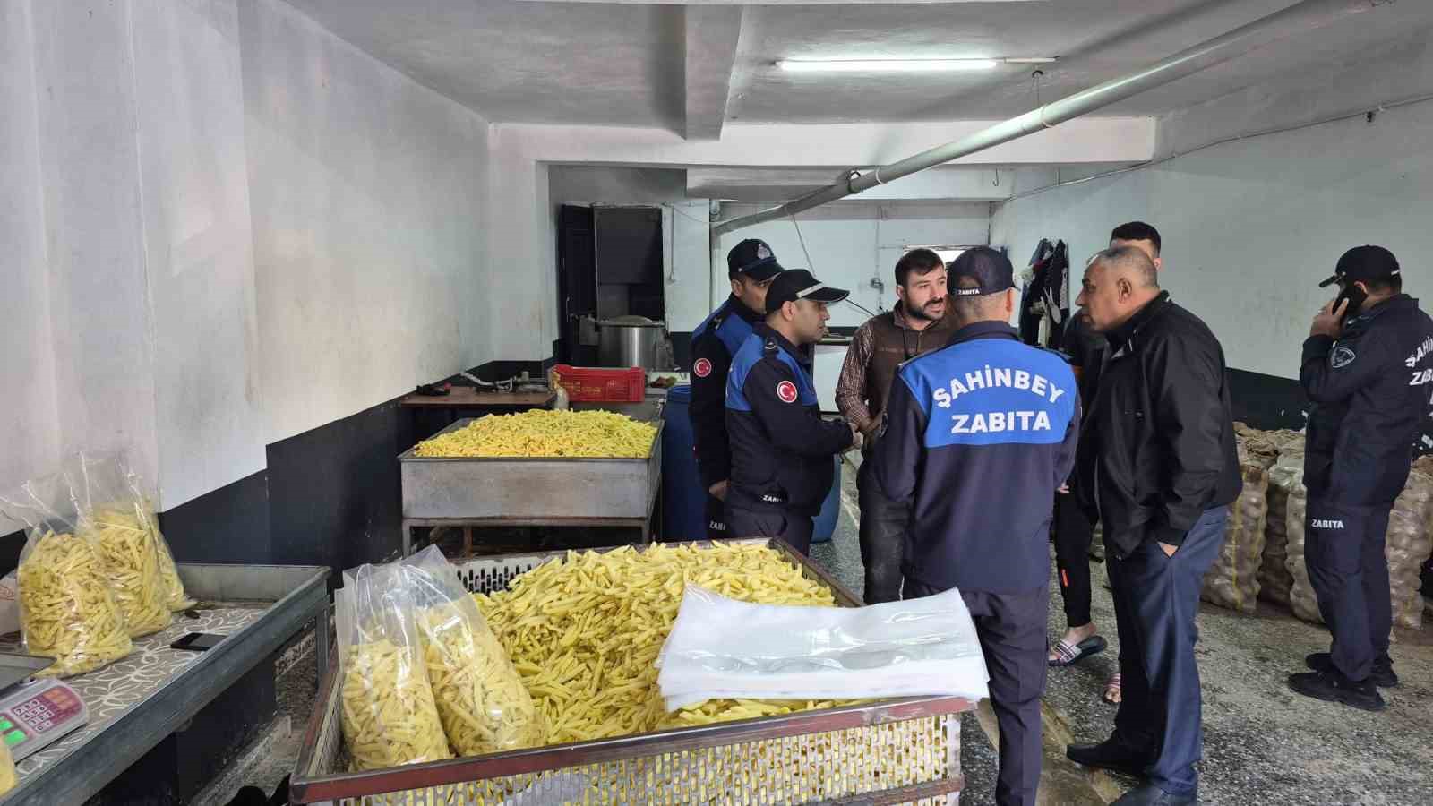 Gaziantep’te halk sağlığını tehdit eden 600 kilo cips ele geçirildi
Gaziantep’te halk sağlığını tehdit eden 600 kilo cips ele geçirildi