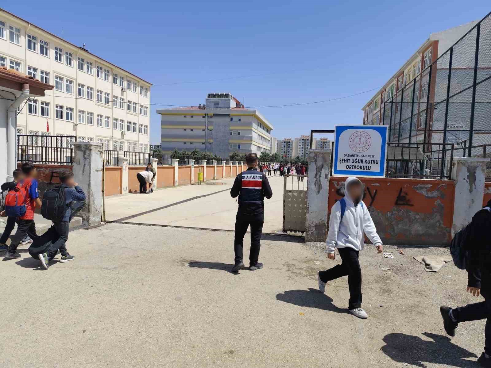 Gaziantep’te "Huzurlu Okul Önleri" uygulaması: 78 aranan şahıs yakalandı

