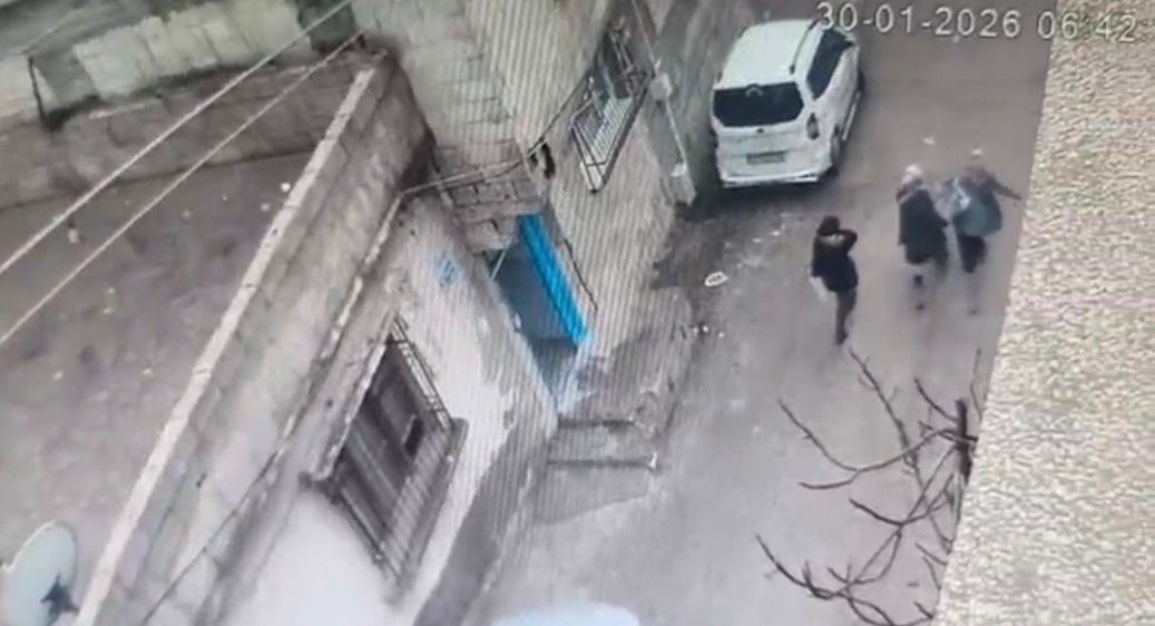 Gaziantep’te içerisinde 2,7 milyon TL bulunan kasanın çalınma anı kamerada
