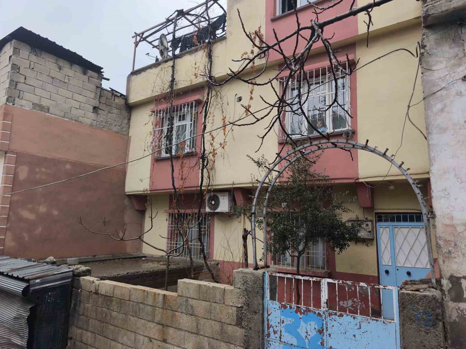 Gaziantep’te içerisinde 2,7 milyon TL bulunan kasanın çalınma anı kamerada
