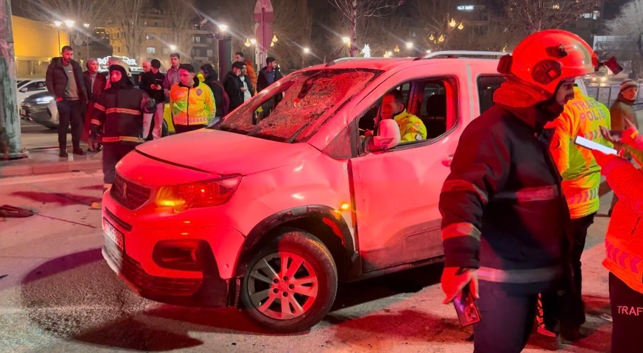 Gaziantep’te iki araç kafa kafaya çarpıştı: 3 yaralı

