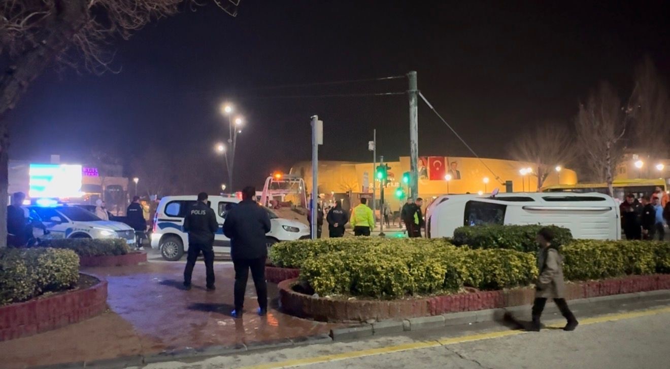 Gaziantep’te iki araç kafa kafaya çarpıştı: 3 yaralı
