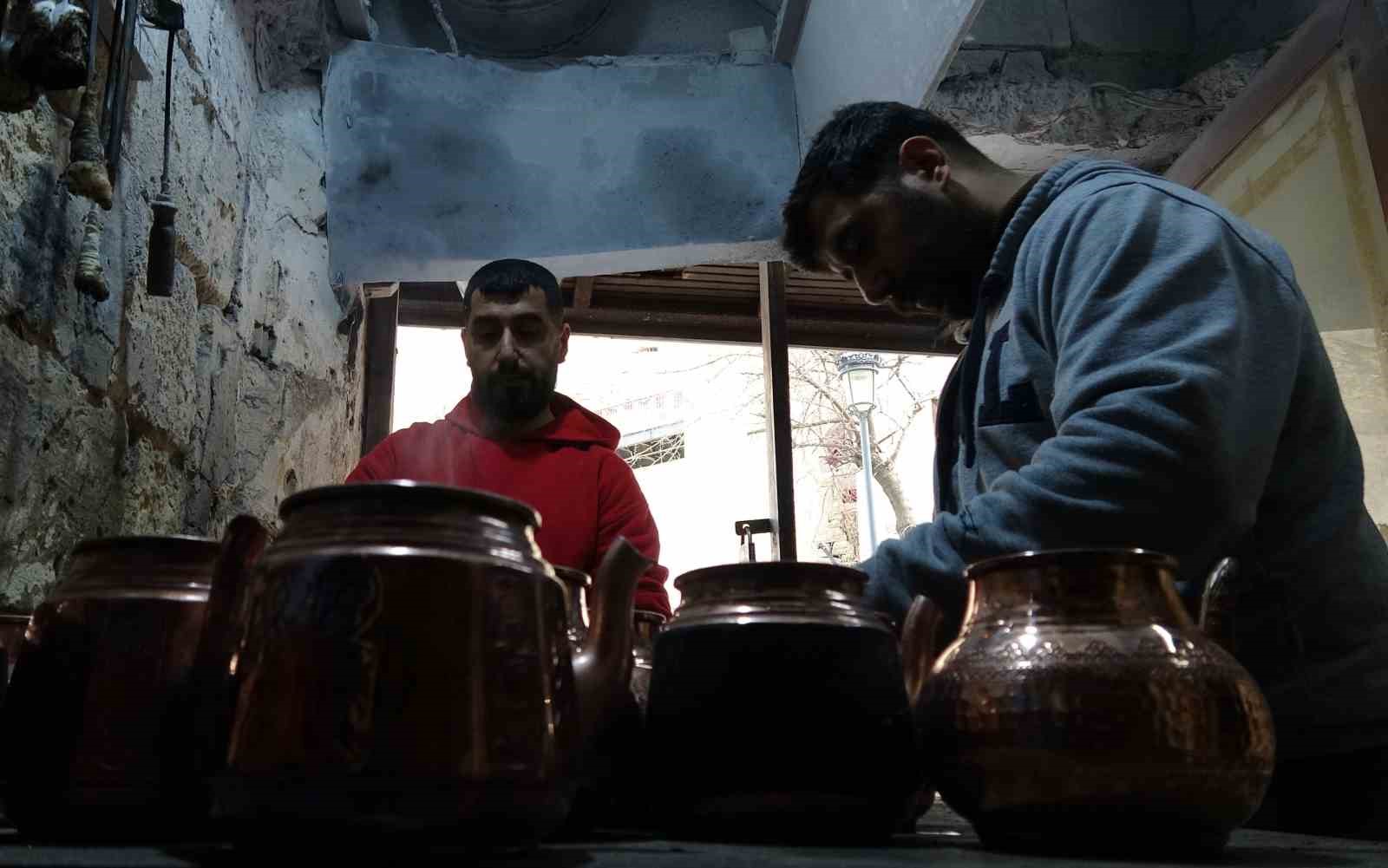 Gaziantep’te kalaycılarin bayram mesaisi
Gaziantep’te kalaycılarin bayram mesaisi