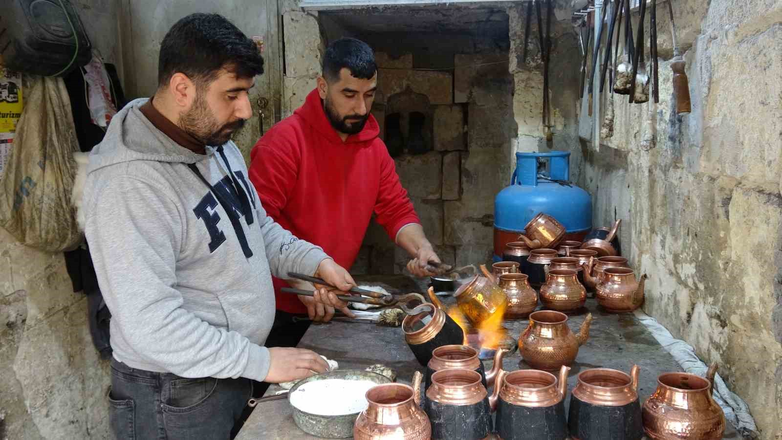 Gaziantep’te kalaycılarin bayram mesaisi
Gaziantep’te kalaycılarin bayram mesaisi