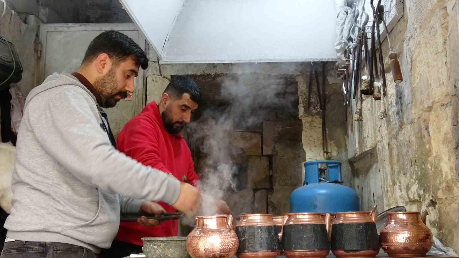 Gaziantep’te kalaycılarin bayram mesaisi
Gaziantep’te kalaycılarin bayram mesaisi