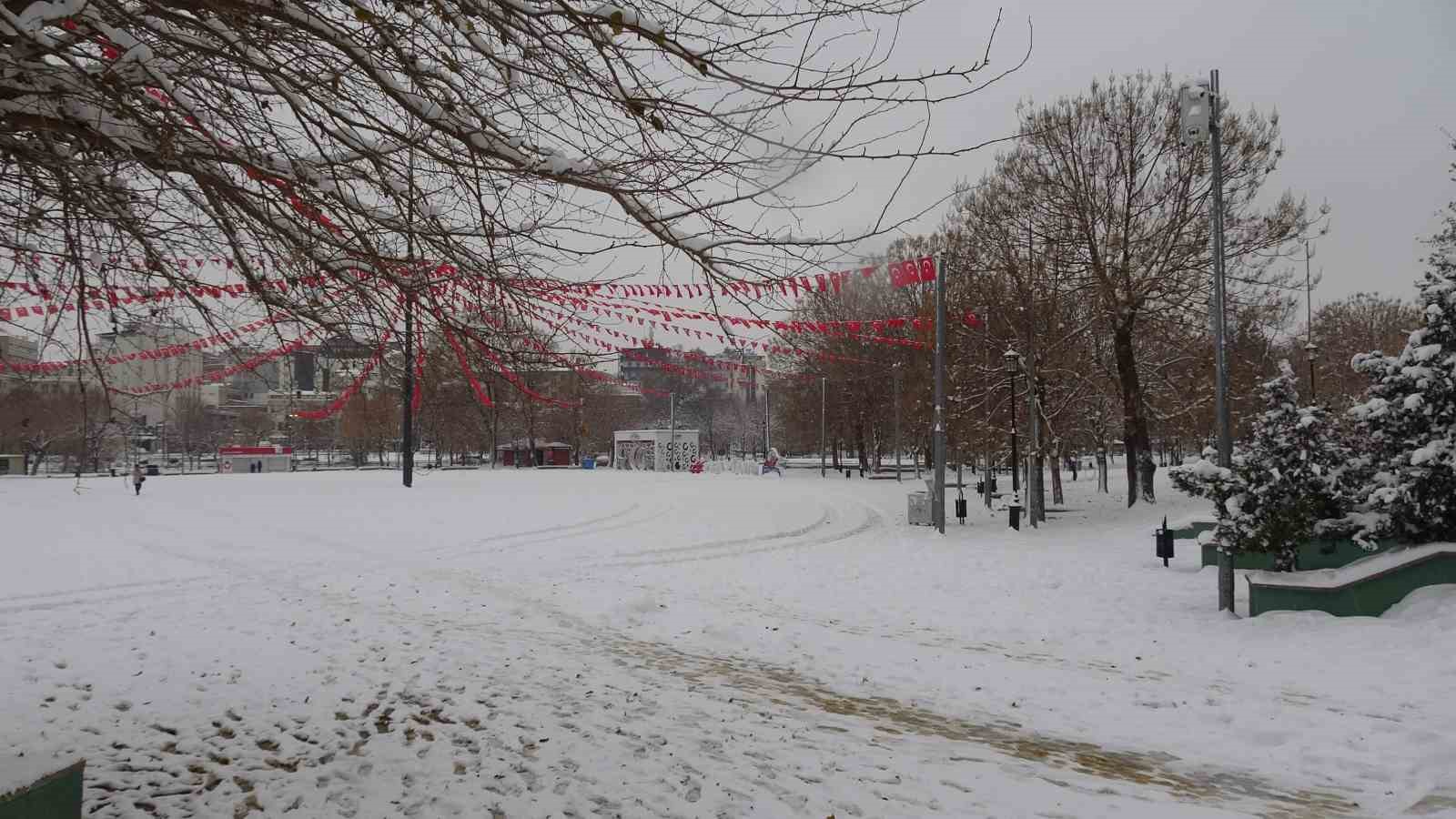 Gaziantep’te kar yağışı sonrası yollar boş kaldı
