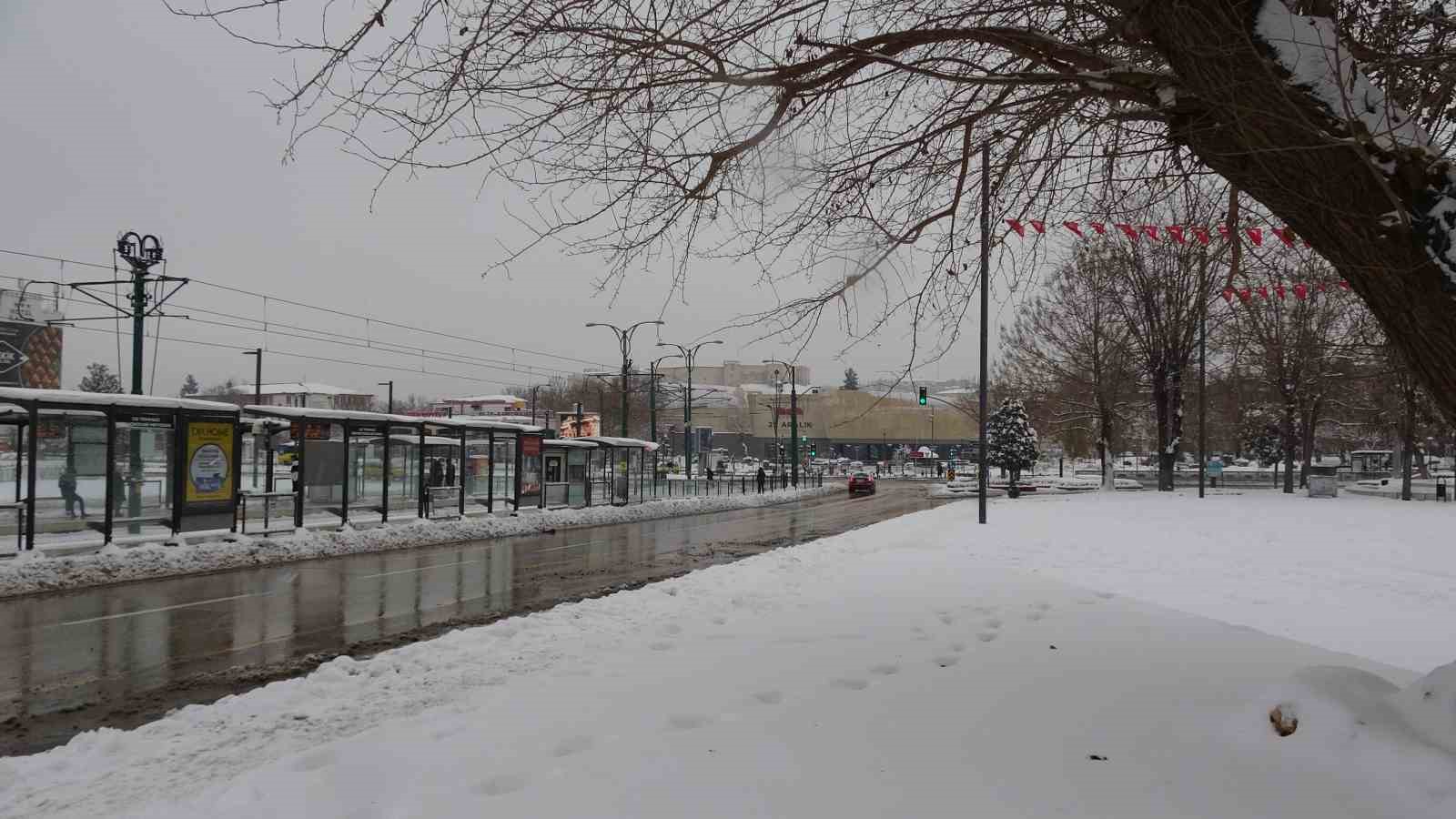 Gaziantep’te kar yağışı sonrası yollar boş kaldı
