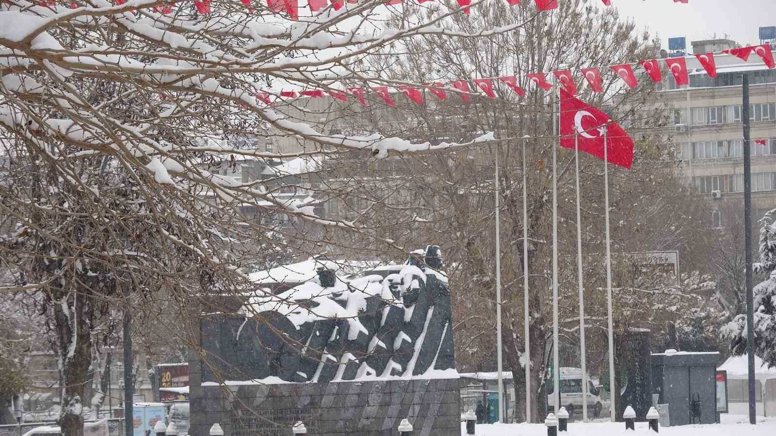 Gaziantep’te kar yağışı sonrası yollar boş kaldı
